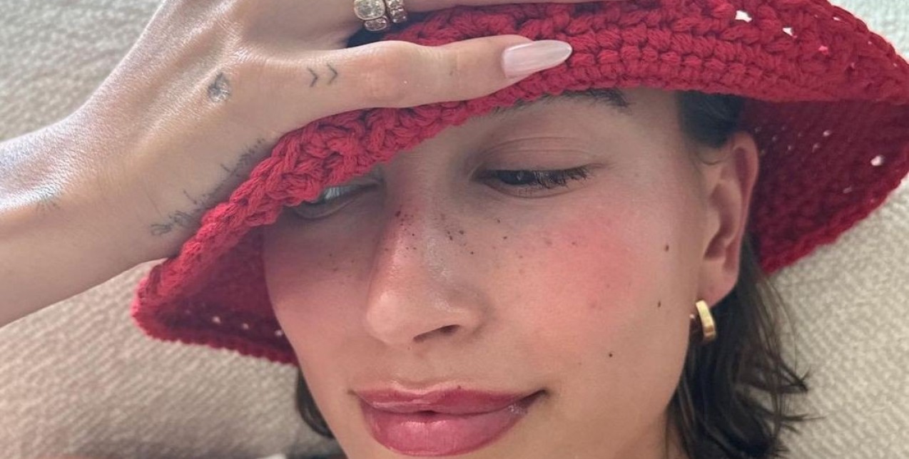 H Hailey Bieber άφησε το ξανθό για την top απόχρωση του φθινοπώρου  