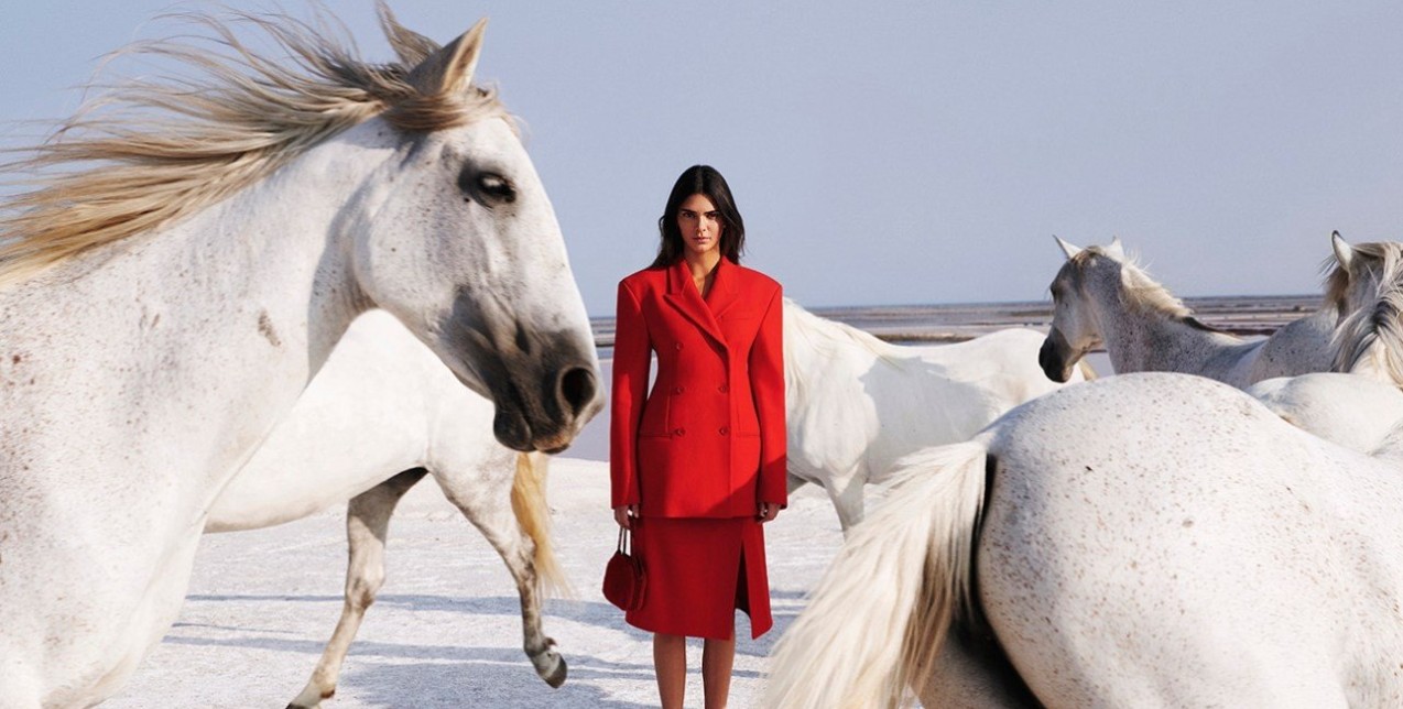 Kendall Jenner: Το πρόσωπο της νέας καμπάνιας της Stella McCartney ποζάρει μαζί με άλογα