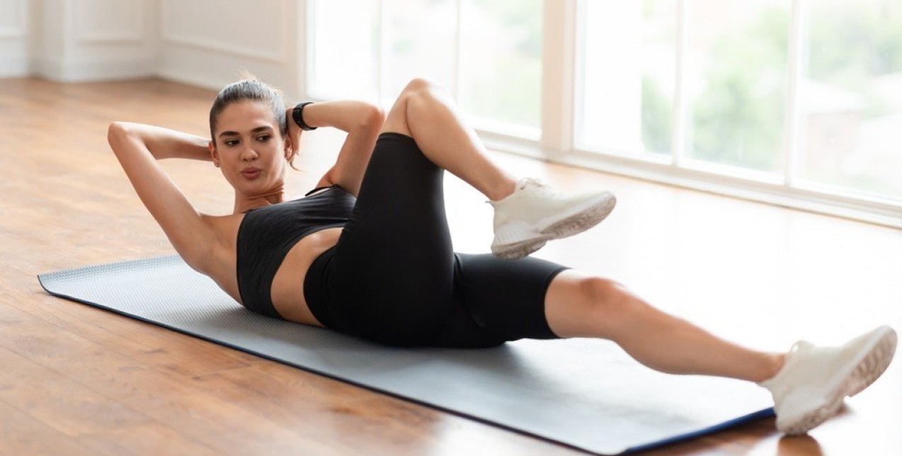 Pilates boost: 4 κινήσεις για να ενεργοποίησετε τον μεταβολισμό σας το πρωί
