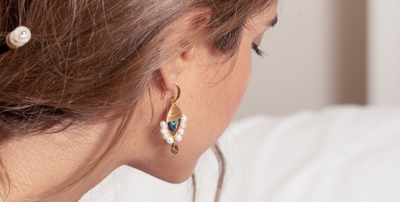 Τα πιο μοντέρνα κρεμαστά σκουλαρίκια με σχέδια που θα ξεχωρίσουν το 2023-2024