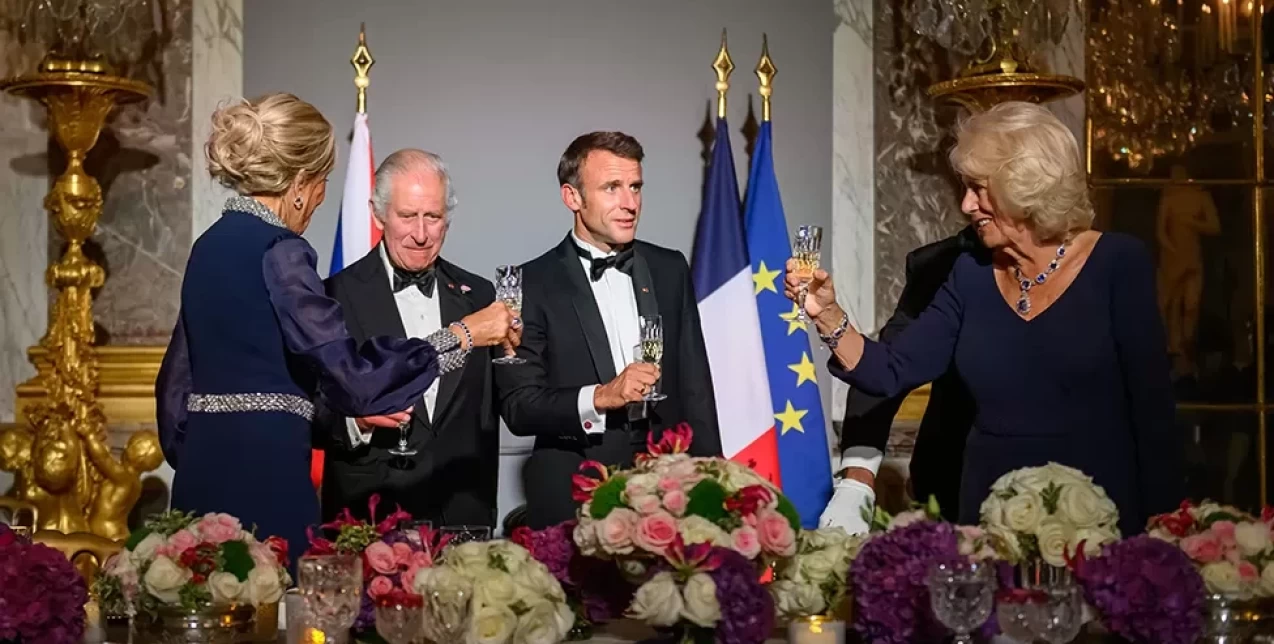 Ο βασιλιάς Κάρολος και εκλεκτοί καλεσμένοι στο παλάτι των Βερσαλλιών εν μέσω της γαλλικής κρατικής επίσκεψης