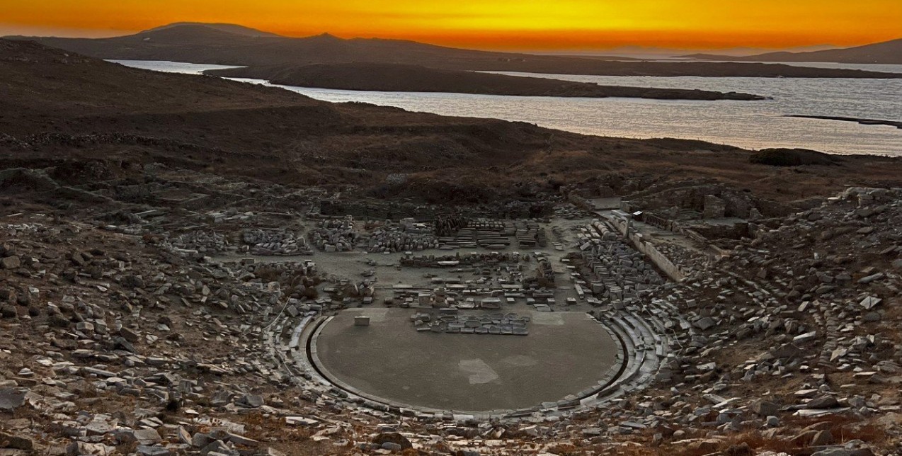 Erieta Attal: Φωτογραφίζει τα ατμοσφαιρικά τοπία της Δήλου και κάνει focus στην ελληνική ομορφιά