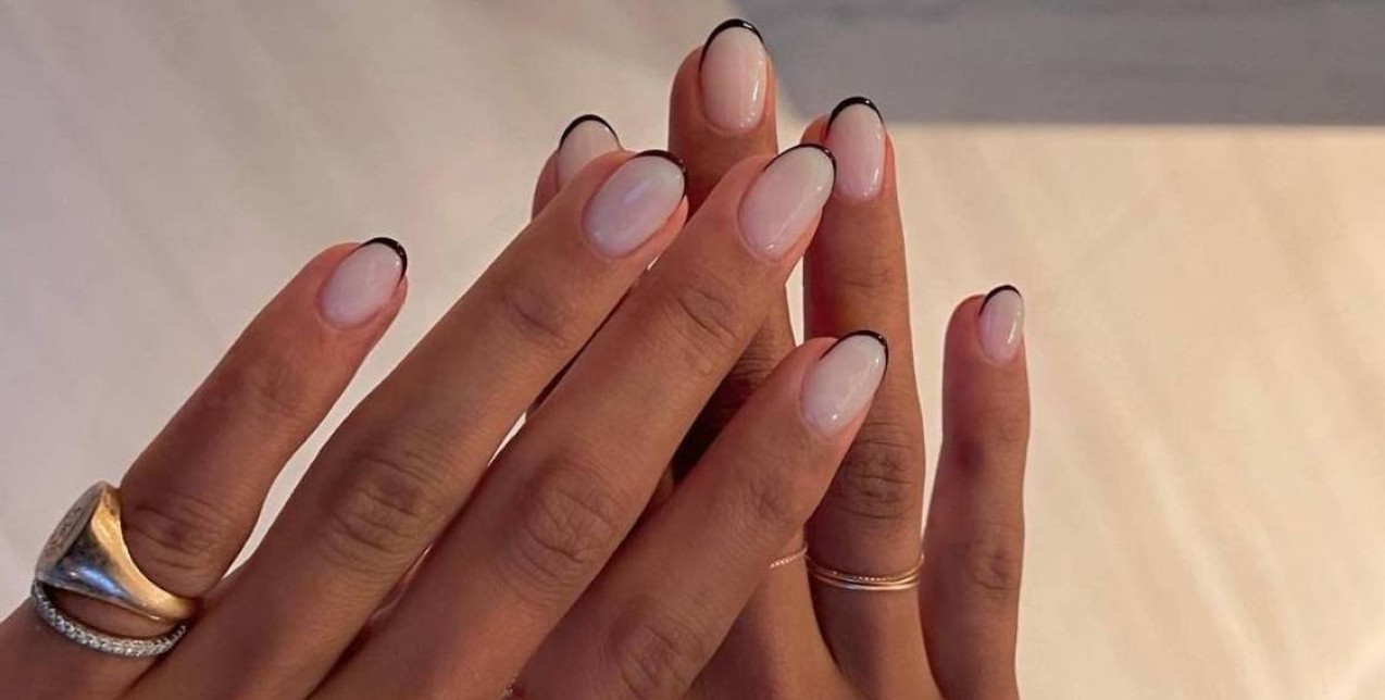 Τα σκούρα tips στο γαλλικό είναι η τάση που χρειάζεστε αυτό το φθινόπωρο  