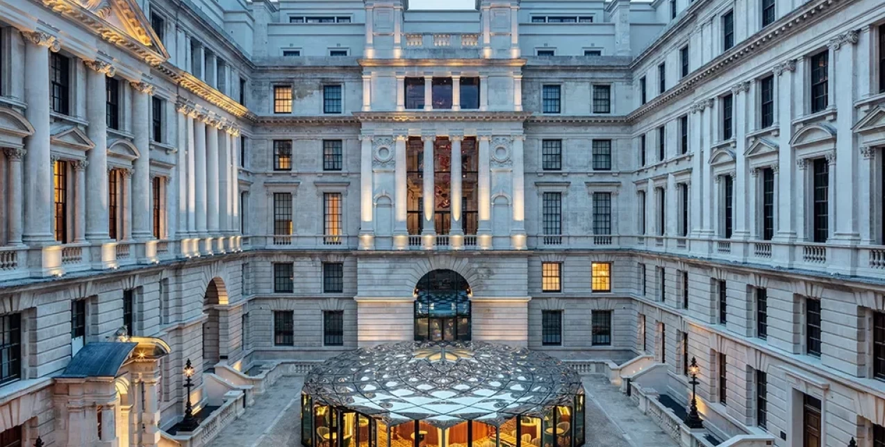 Η αναβαθμισμένη εμφάνιση του The OWO στην καρδιά του Λονδίνου αποκαλύπτει μια μεγάλη eclectic αυλή 