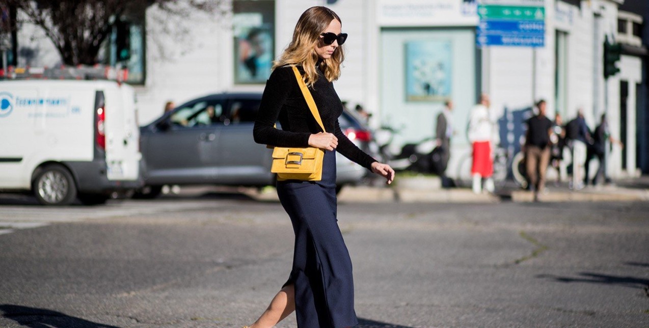 Colorful bags: δίνουν ζωή στα σκουρόχρωμα σύνολά σας