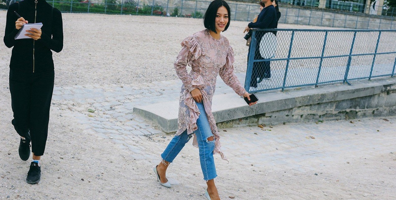 Τα cool girls φοράνε φορέματα πάνω από τα jeans τους 