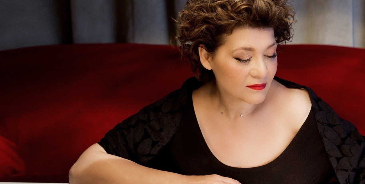 Η Γιώτα Νέγκα ερμηνεύει τραγούδια ανδρών καλλιτεχνών 