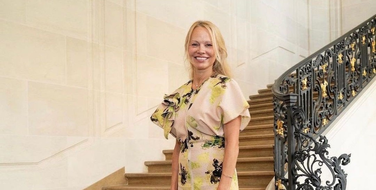 Έτσι θα αποκτήσετε το άψογο πρόσωπο της Pamela Anderson χωρίς μακιγιάζ 