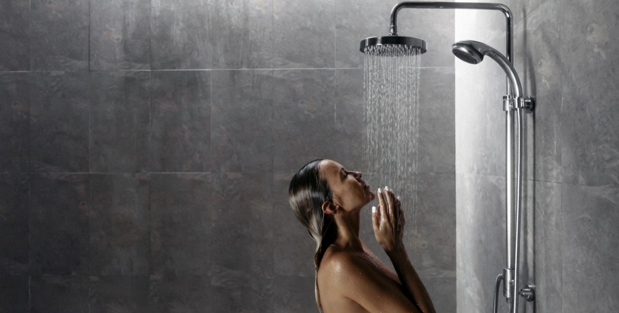 Πρέπει να κάνετε ντους το πρωί ή το βράδυ;