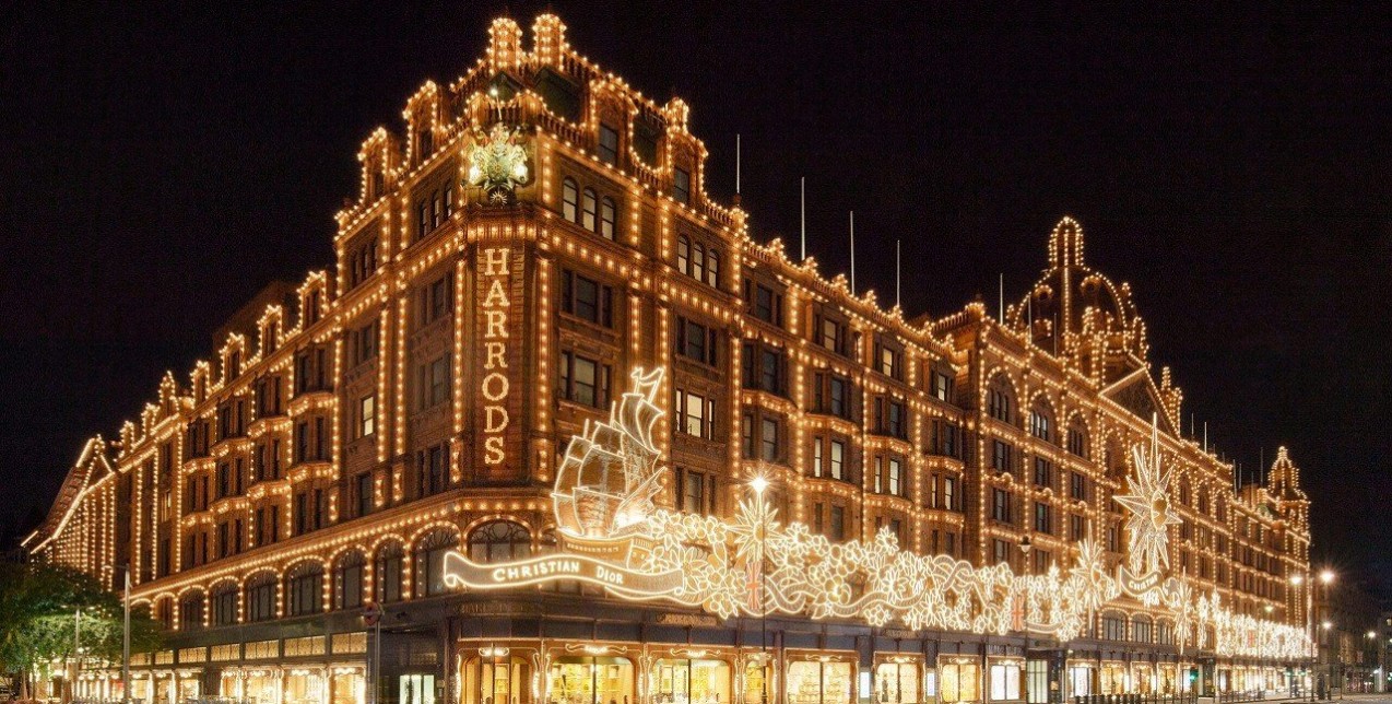 Τα Harrods στολίστηκαν: Οι βιτρίνες και τα fashion corners που μας εντυπωσίασαν