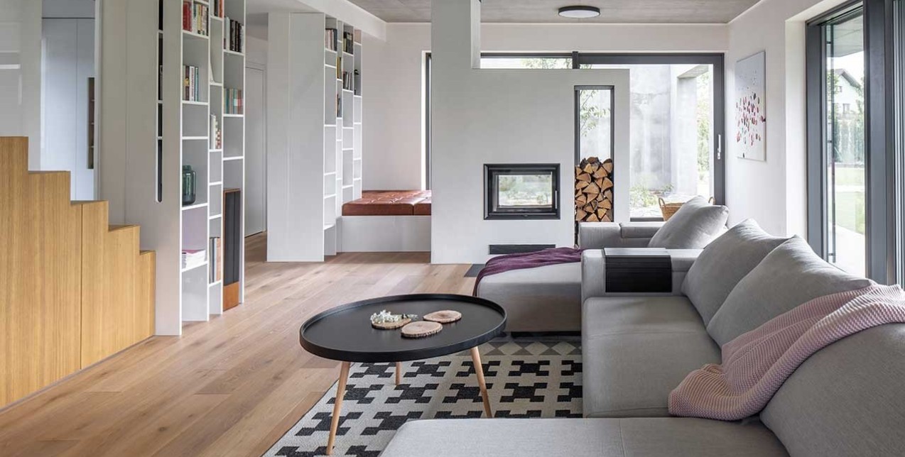 Πώς μια οικογενειακή κατοικία στην Πράγα συνδυάζει εκπληκτικά τον μινιμαλισμό με τις funky πινελιές