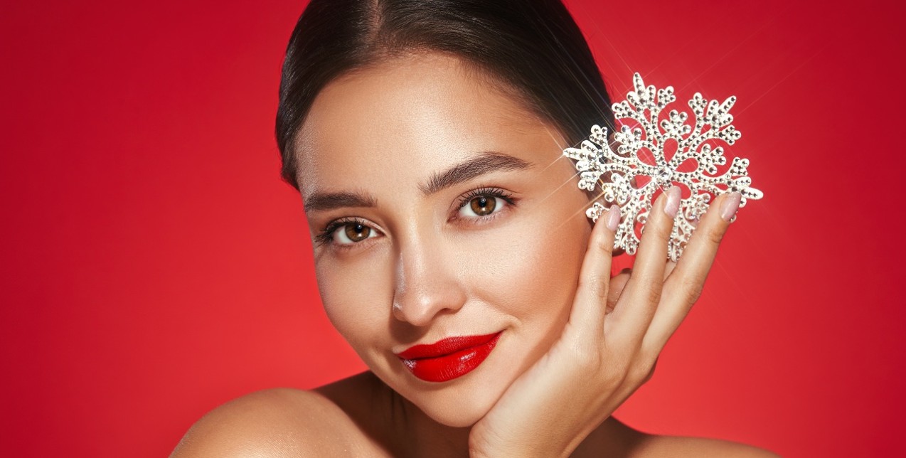 Xmas Beauty: Tα πιο glam προϊόντα ομορφιάς που θα αναβαθμίσουν κάθε γιορτινή σας εμφάνιση 