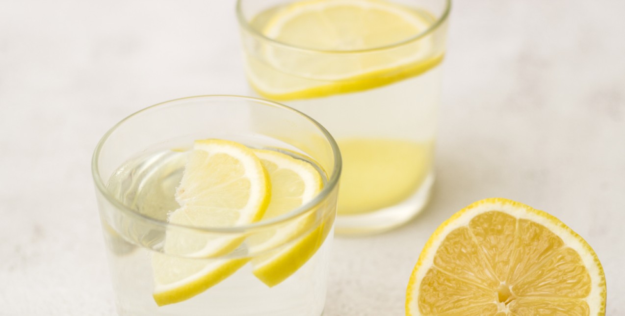 Νερό με λεμόνι: Τελικά βοηθάει στην απώλεια βάρους;