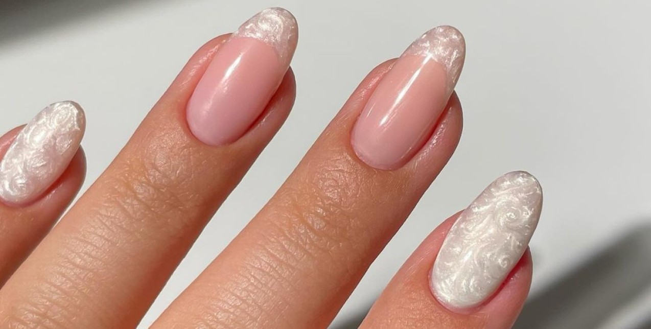 Τα pearl winter nails είναι το πιο όμορφο χριστουγεννιάτικο manicure