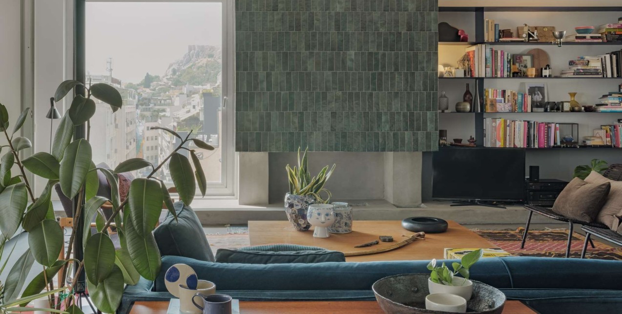 Ένα εντυπωσιακό loft στου Ψυρρή με εξαιρετική θέα στην Ακρόπολη, πειραματίζεται με τα χρώματα και τα υλικά 