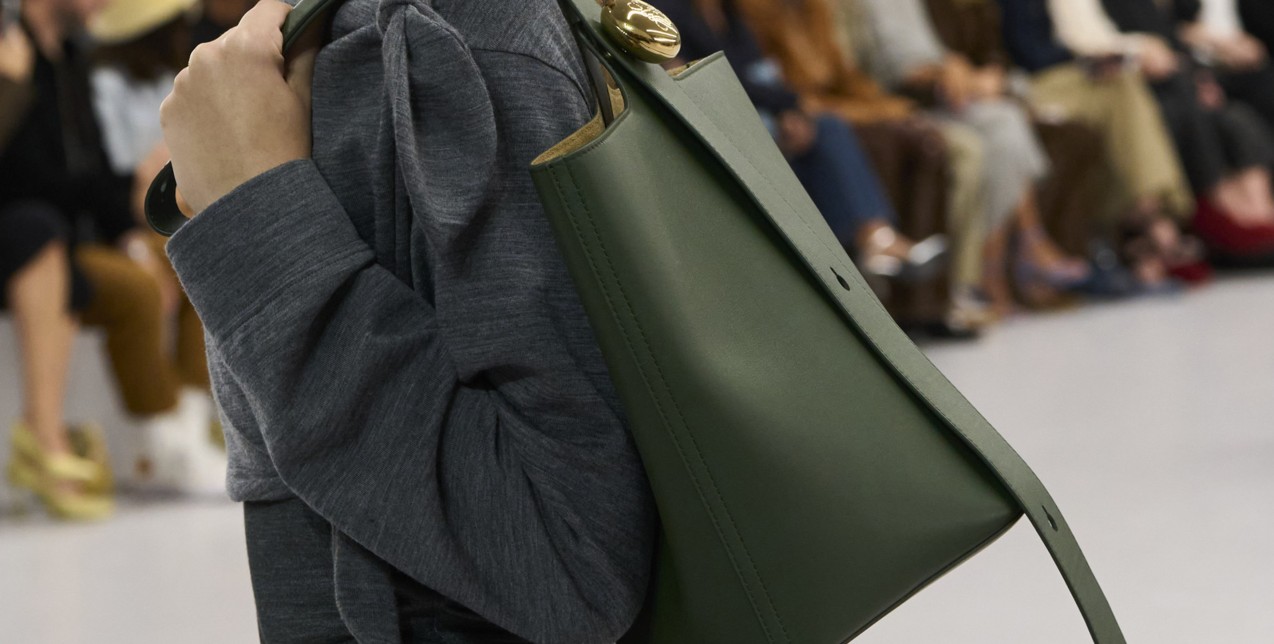 Οι μεγαλύτερες χρωματικές τάσεις στις τσάντες το 2024