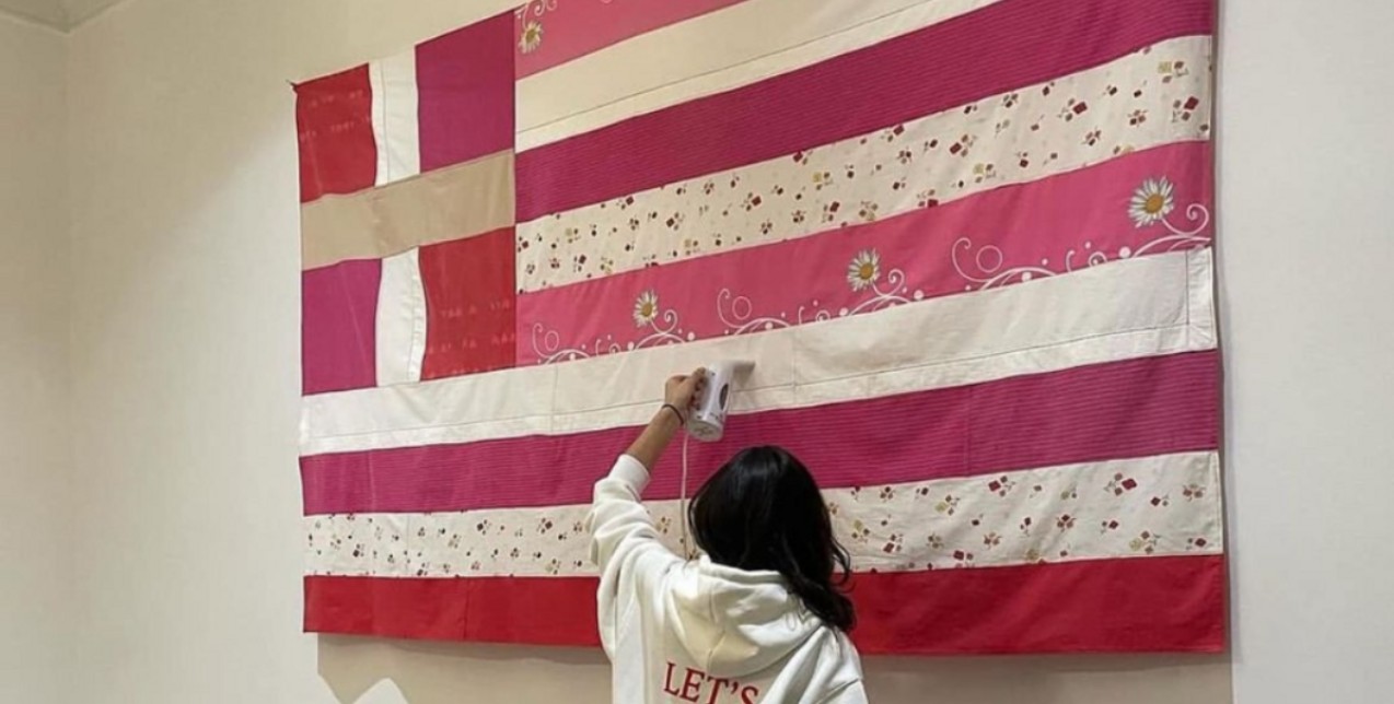 Για ποιον λόγο αποσύρεται η ροζ ελληνική σημαία από έκθεση του Προξενείου της Νέας Υόρκης;