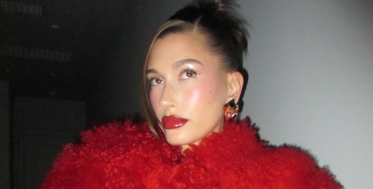 Το charm-bracelet manicure της Hailey Bieber που πρέπει να δοκιμάσετε 