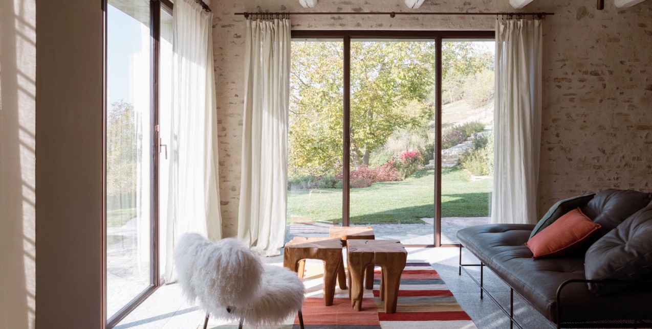 Ένα ιστορικό αγρόκτημα στη Βόρεια Ιταλία μεταμορφώθηκε στο κομψό σπίτι και studio ενός fashion designer 