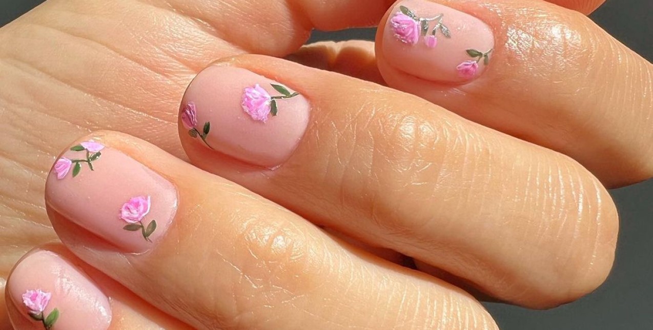 Τα cocquette nails είναι η νέα τάση νυχιών & αυτά είναι τα σχέδια που προτείνουμε να φορέσετε