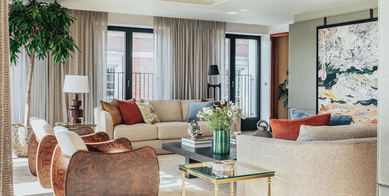 Ένα φωτεινό διαμέρισμα στο Λονδίνο ενσωματώνει μοναδικά τη μοντέρνα τέχνη στους χώρους του