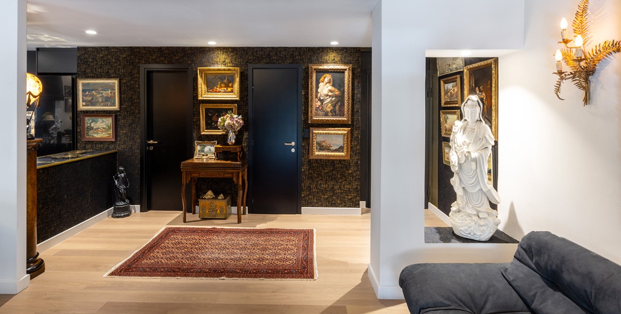 Ένα πρόσφατα ανακαινισμένο διαμέρισμα στο Κολωνάκι γεμάτο Τέχνη