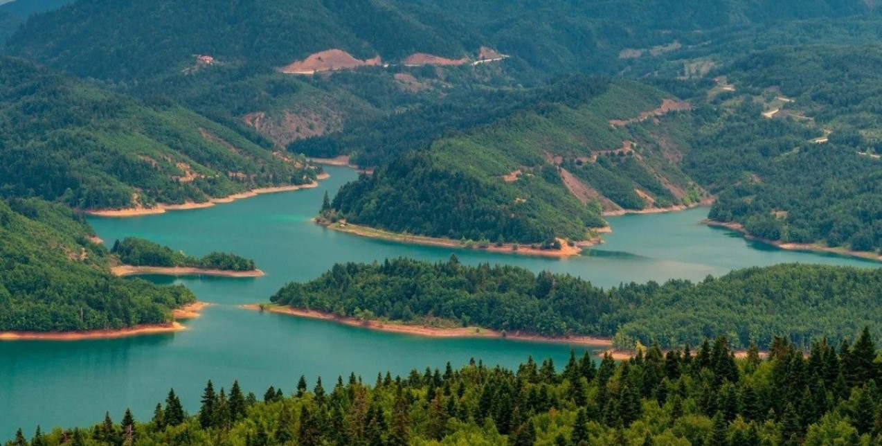 Spring mode on: Οι must-visit λίμνες που μοιάζουν ιδανικές για μία ανοιξιάτικη εξόρμηση 