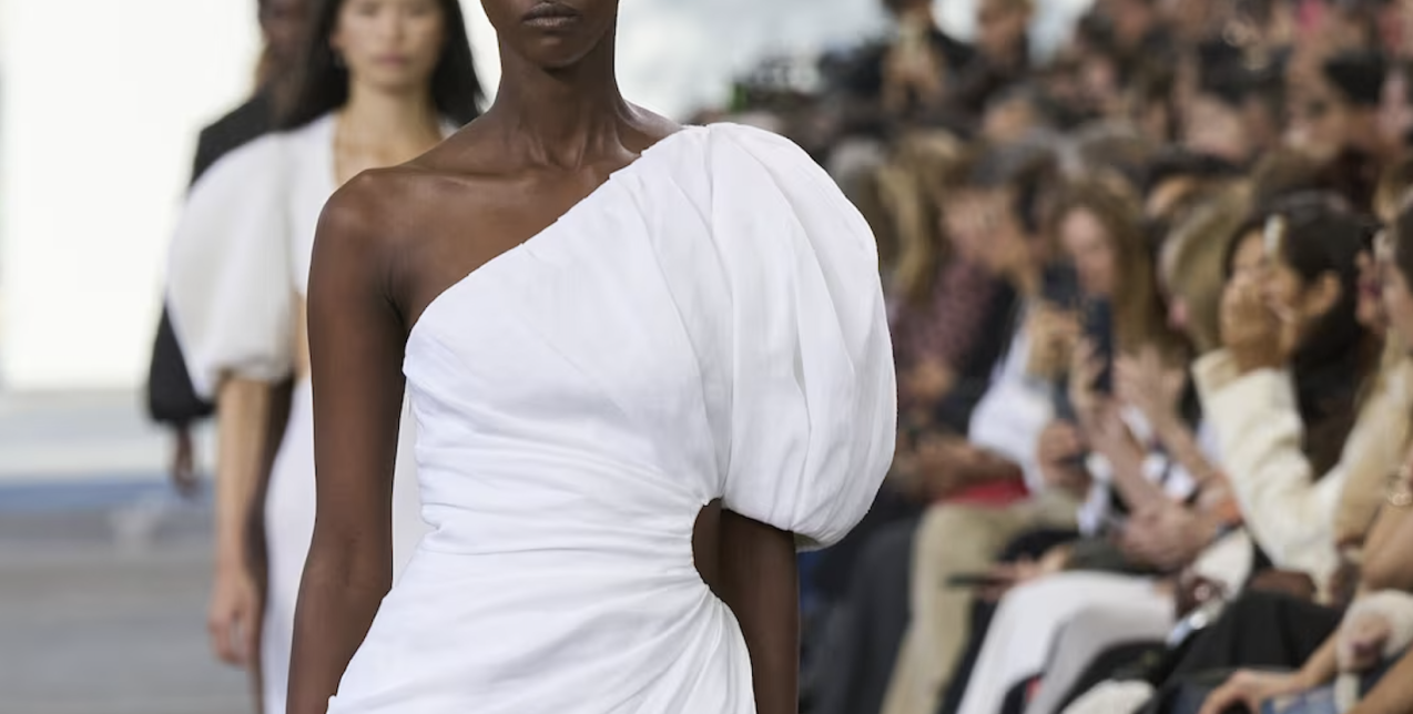 Off-the-shoulder: Η πιο κολακευτική, trending σιλουέτα της σεζόν