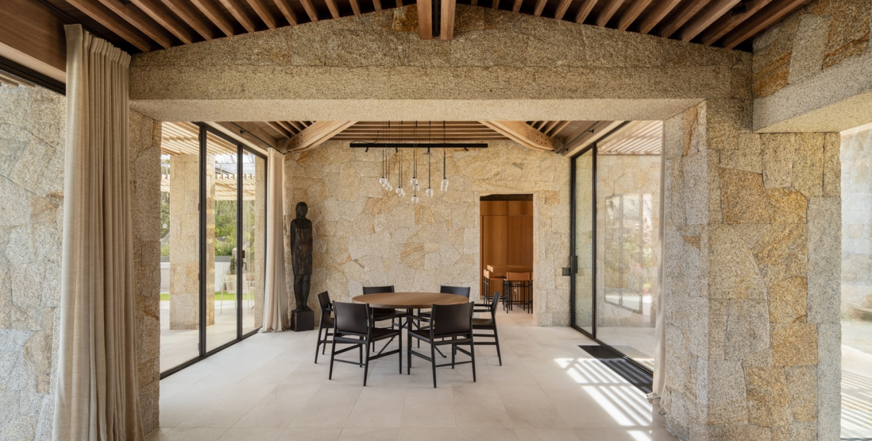 Μια πέτρινη βίλα στη Σαρδηνία ενσαρκώνει το μεσογειακό ονειρικό εξοχικό 