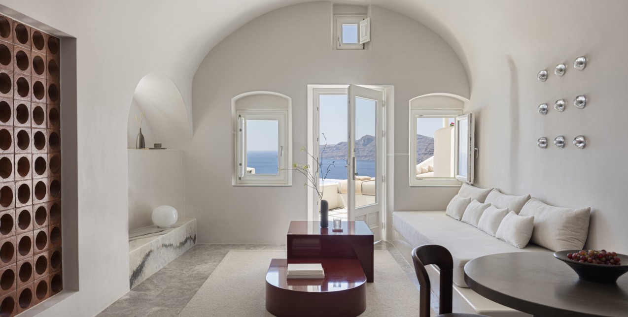 Αυτή η κατοικία στην Οία μετατρέπεται στο απόλυτο καλοκαιρινό όνειρο