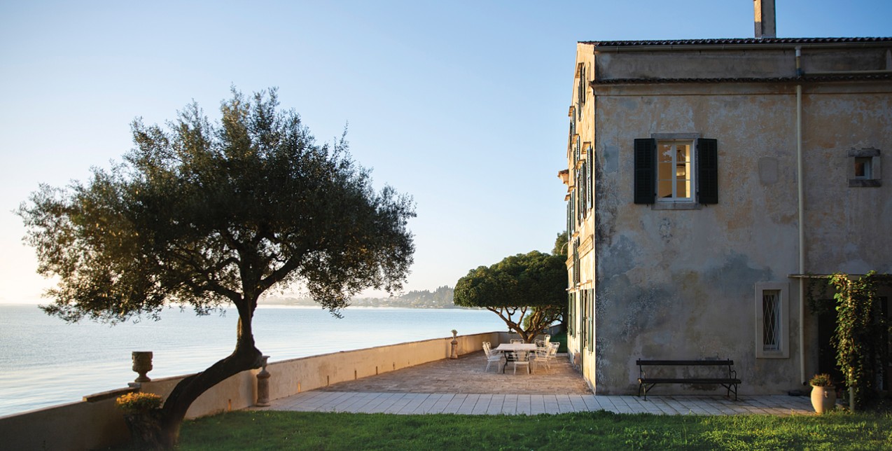 «Χαθείτε» στην έπαυλη της οικογένειας Γερακάρη στο Κοντοκάλι της Κέρκυρας που έκλεψε τις εντυπώσεις στη σειρά του BBC “The Durrels”