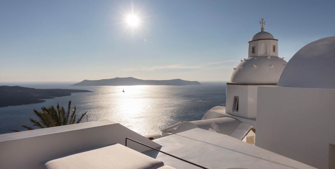 Ένα σπίτι στα Φηρά απολαμβάνει το πιο μαγικό ηλιοβασίλεμα του πλανήτη