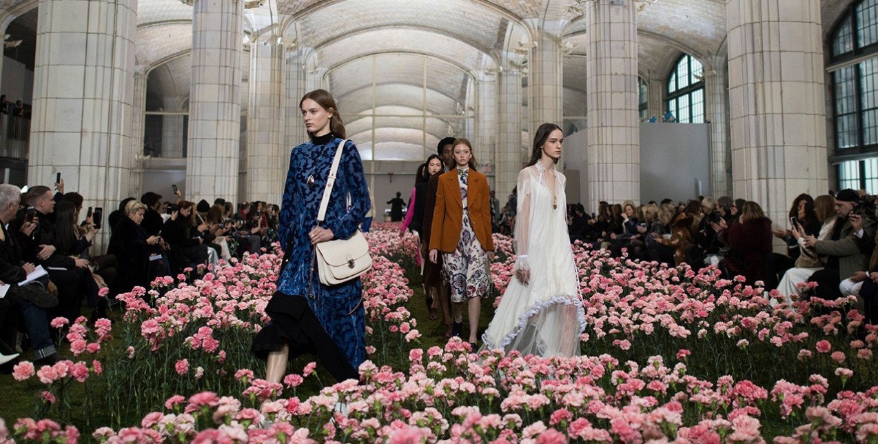 H Gigi Hadid ως cyber Barbie και όλα τα highlights από τη NYFW