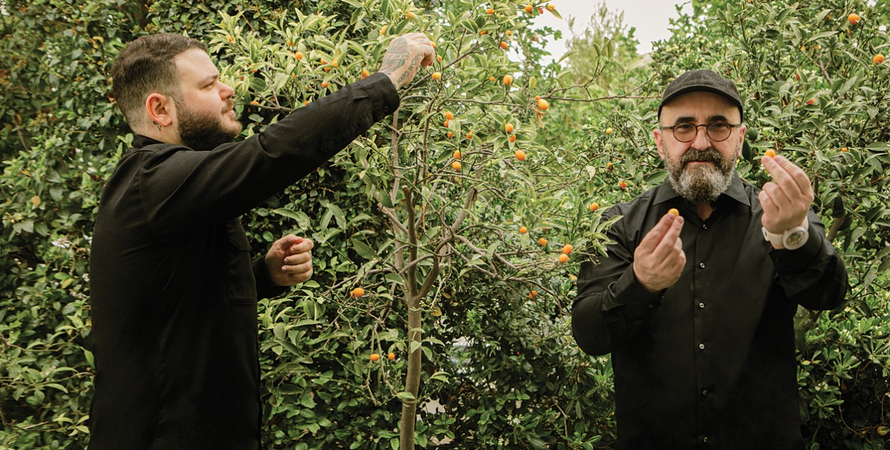 O Σωτήρης Ευαγγέλου και ο Άνταμ Κοντοβάς συναντήθηκαν σε ένα άκρως «γευστικό ραντεβού» ﻿και μας μίλησαν για το πώς είναι να αναγάγεις την ελληνική γεύση σε τέχνη