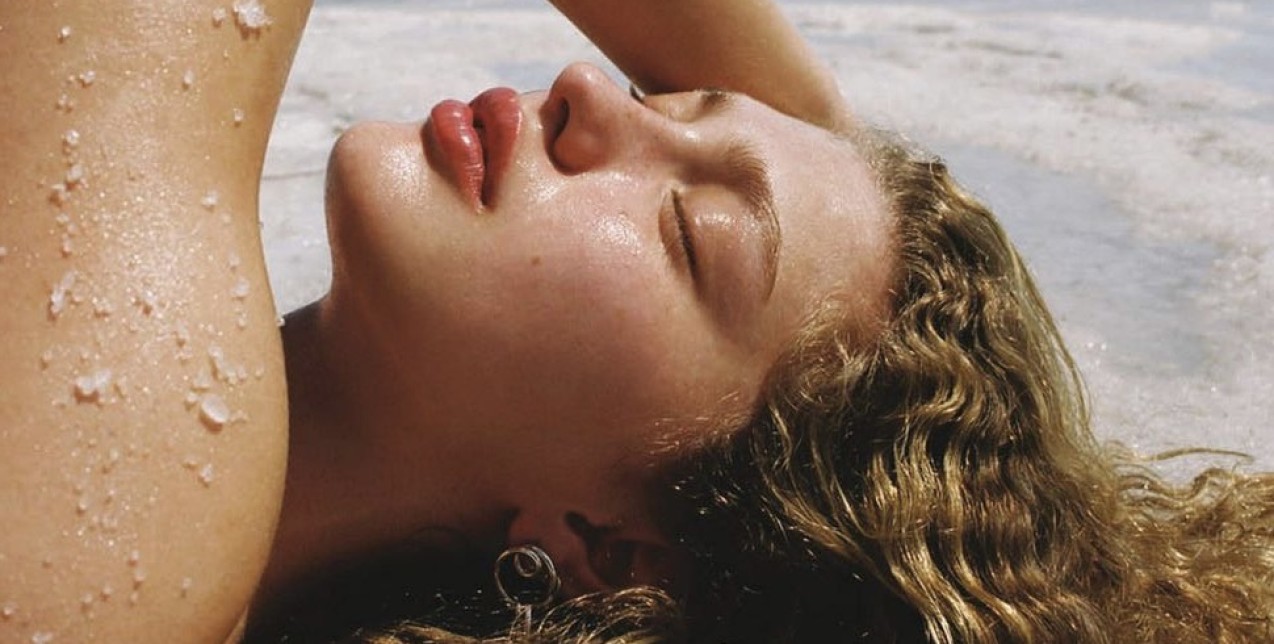 Salt Water: Πώς επηρεάζει το θαλασσινό νερό τα μαλλιά σας