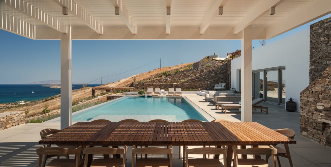 Αυτή η υπόσκαφη κατοικία στην Αντίπαρο μας βάζει κι επίσημα σε καλοκαιρινό mood