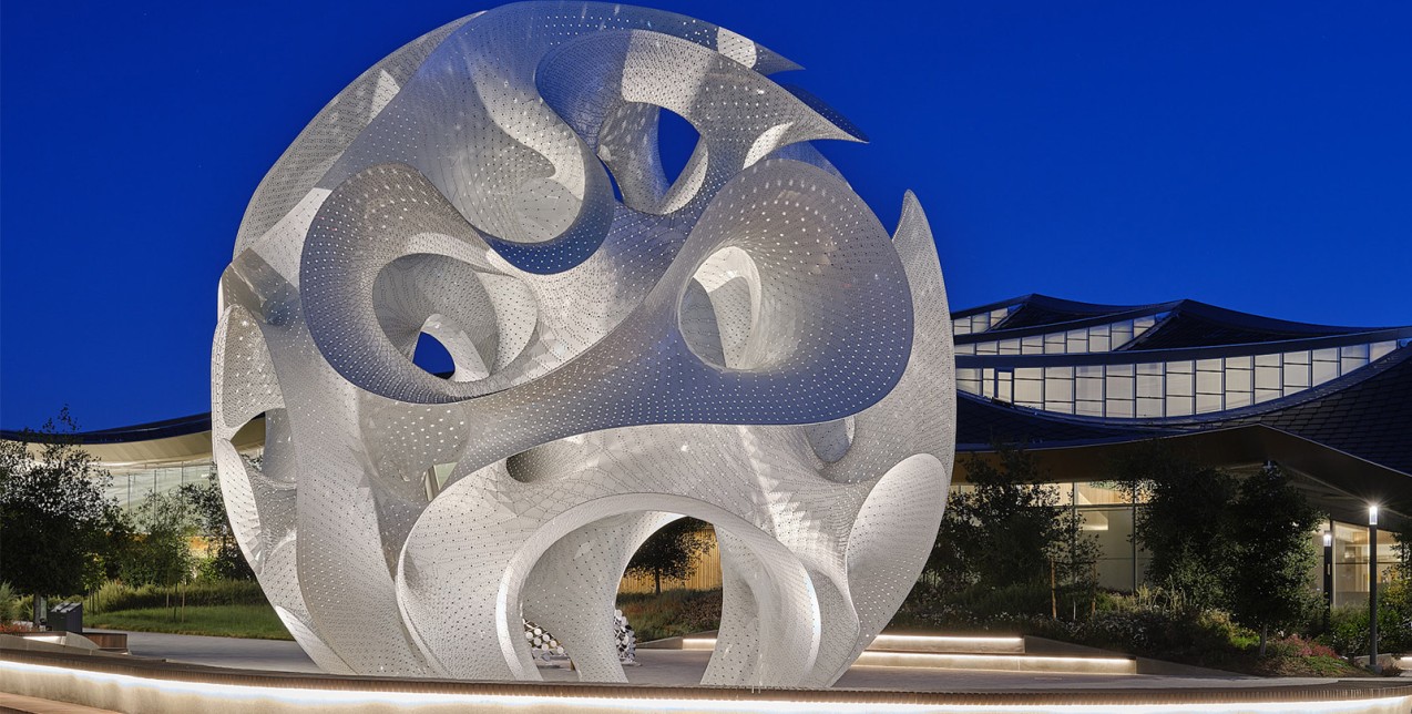 Το installation 'The Orb' της Google προσφέρει χώρο για περισυλλογή και επικοινωνία στα γραφεία της στην California 