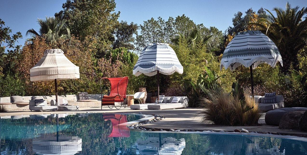 Το resort στη Βουρβουρού που έχει ως βασικά στοιχεία της ταυτότητάς του την υψηλή αισθητική και τη σύνδεση με τη φύση
