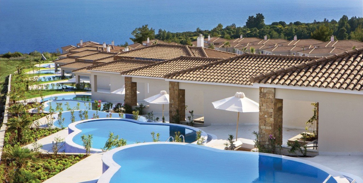 To απόλυτο καταφύγιο πολυτέλειας, όπου το υψηλό design έχει τον πρώτο λόγο, βρίσκεται στη χερσόνησο της Κασσάνδρας