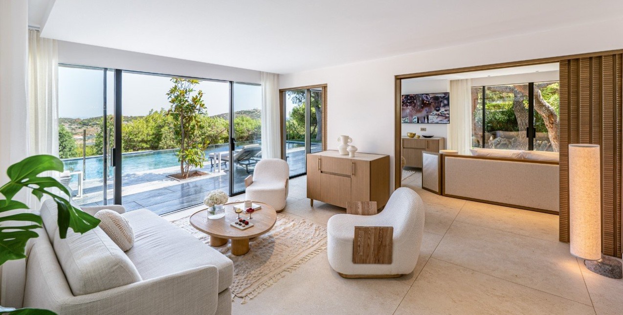 Σε ﻿μια από τις πιo εντυπωσιακές τοποθεσίες της Ελλάδας, αυτό το resort μας καλεί να αφεθούμε στην ενέργεια του Αιγαίου