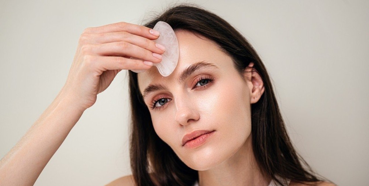 Είναι το Gua Sha το «κλειδί» για πιο λαμπερή και σφριγηλή επιδερμίδα; 