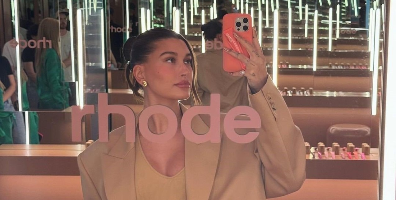 Strawberry Shortcake: Η Hailey Bieber αποκαλύπτει πώς πετυχαίνει το viral makeup look