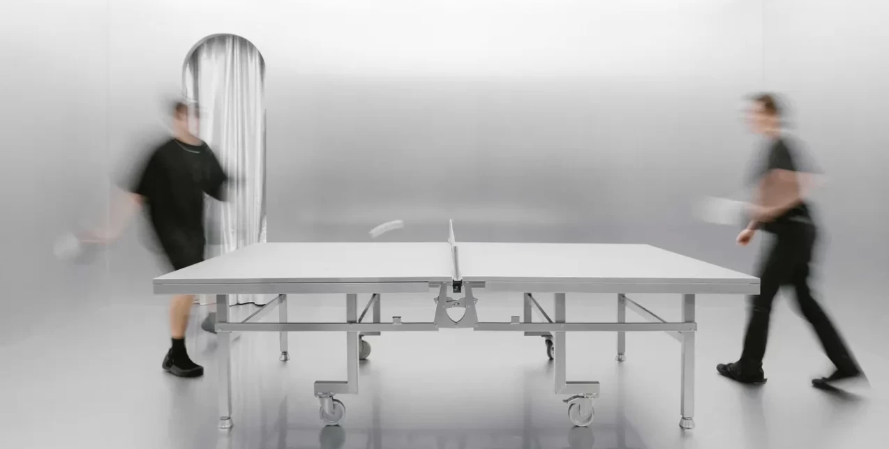 Η India Mahdavi σε συνεργασία με το Crosby Studios δημιούργησαν ένα ασημένιο δωμάτιο ping pong στην καρδιά του Παρισιού 