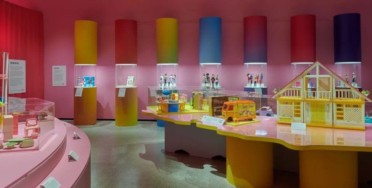 Η έκθεση Barbie στο Design Museum παρουσιάζει τη σχεδιαστική εξέλιξη της εμβληματικής κούκλας
