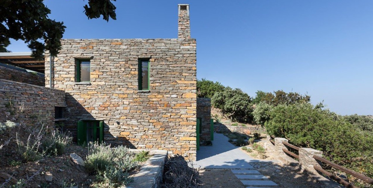 Μια πέτρινη εξοχική κατοικία στην Τζιά μετατρέπεται στο απόλυτο καλοκαιρινό όνειρο