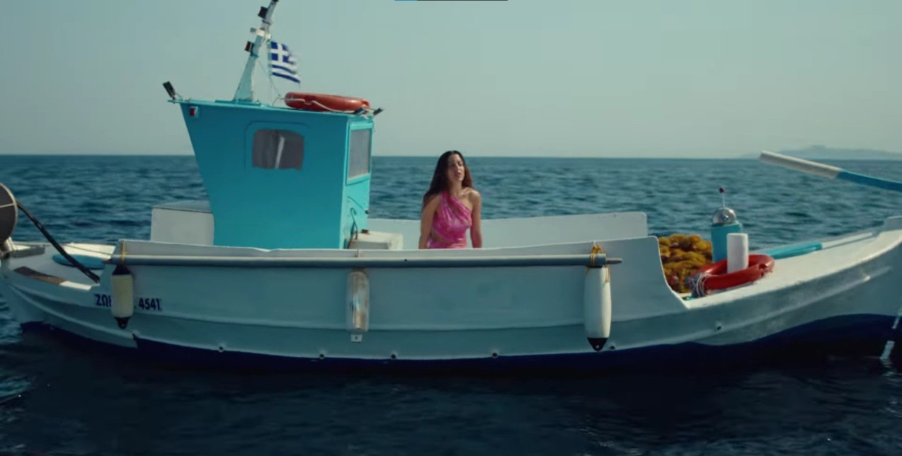 Μαρίνα Σάττι: Η τραγωδία της Μεσογείου στο νέο της video clip, το ηχηρό μήνυμα και η συγκινητική αφιέρωση στον πατέρα της