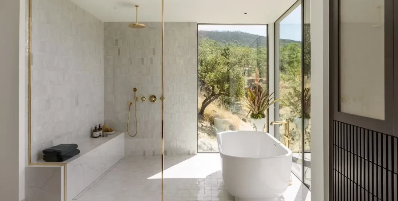 Bathroom Trends: Οι τάσεις που θα μεταμορφώσουν το μπάνιο σας τη νέα σεζόν
