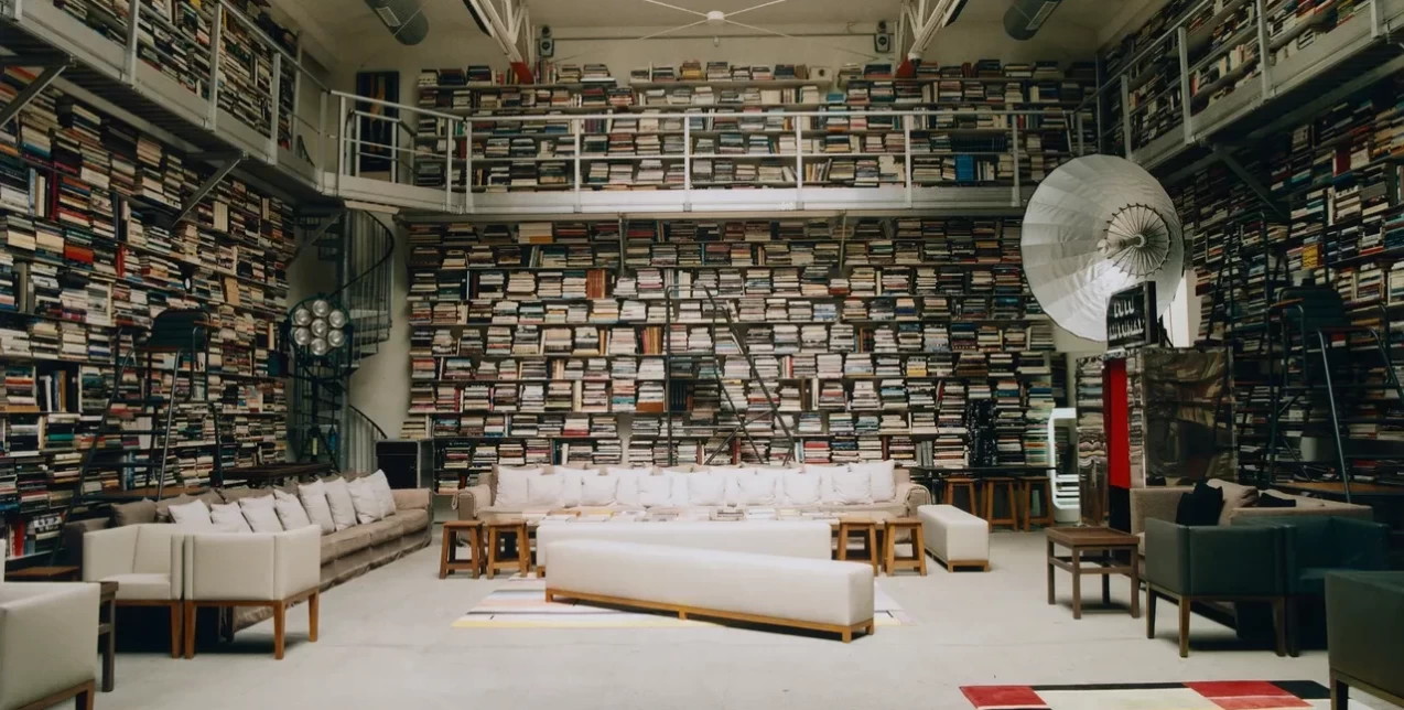 Μέσα στην εμβληματική βιβλιοθήκη και το βιβλιοπωλείο του Karl Lagerfeld στο Παρίσι, ένα καταφύγιο για τους book lovers