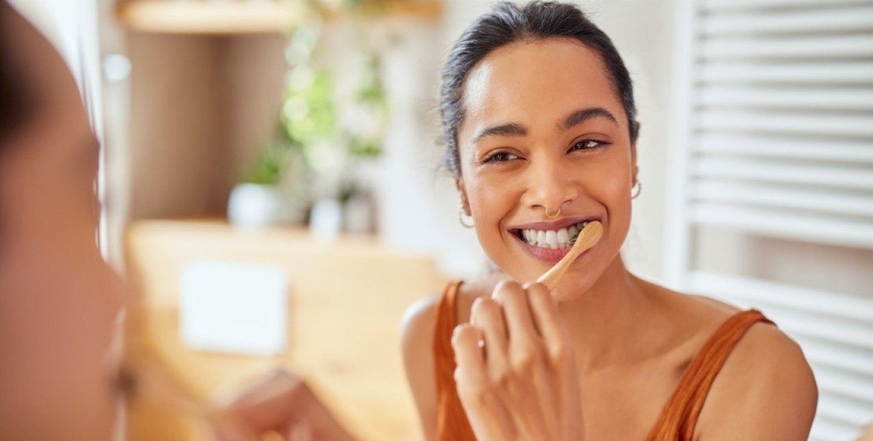 Pearly Whites: Πώς να κάνετε λεύκανση δοντιών με φυσικό τρόπο στο σπίτι