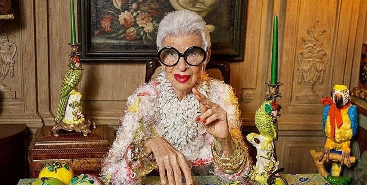 Το βιβλίο του style icon, Iris Apfel είναι ό,τι πιο stylish μπορείτε να προσθέσετε στο coffee table σας 